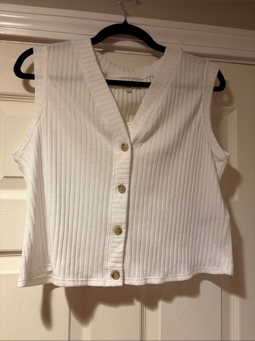 Ribbed Cropped Button-Front Sleeveless Top in white M